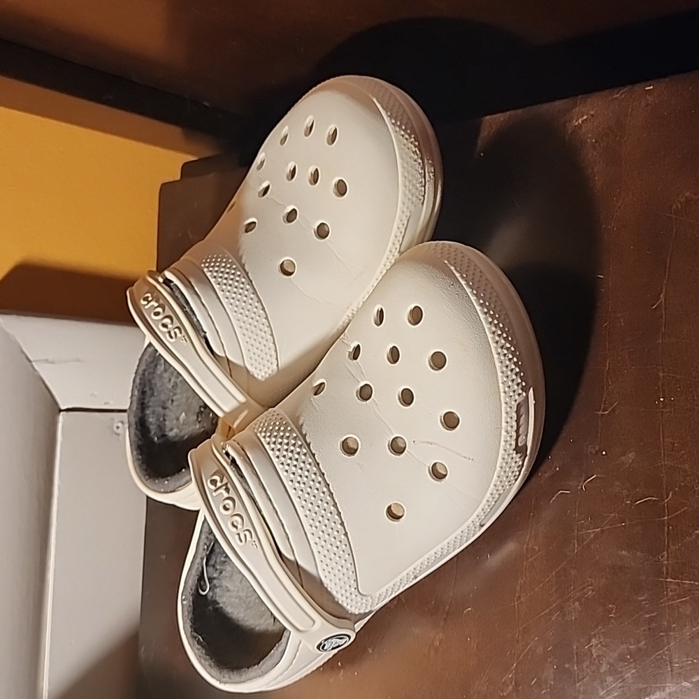 Fleece Lined Crocs Mens 6 / Womens 8